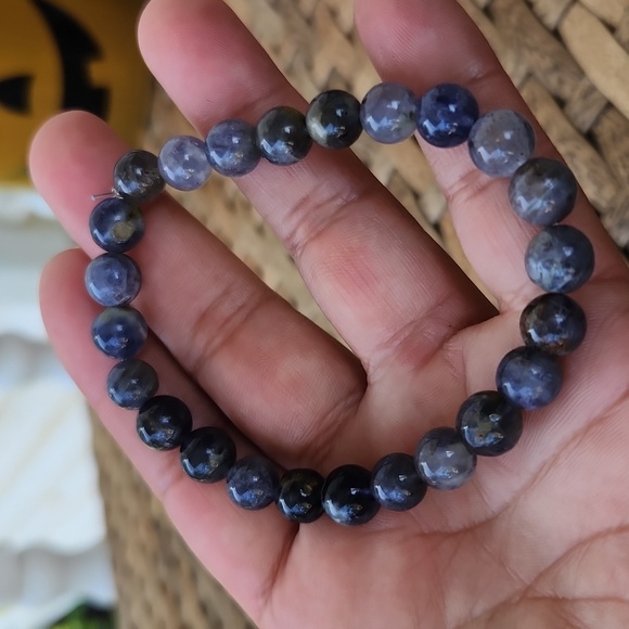 Beautifully Made Iolite 8mm Bracelet - Picture 4 of 4